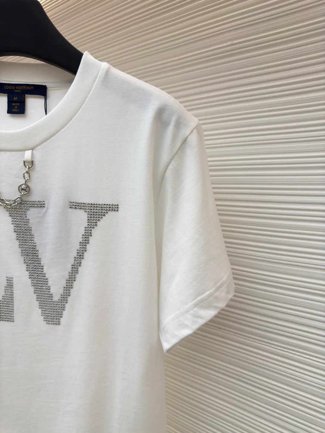 LOUIS VUITTON Hot Diamond Logo Short Sleeves [Women's Clothing] ●Item No.: 1680358-A15 ●Material: Knitted rib fabric ●Technology: Hot Diamond Production ●Version: Fitted version ●Weight: about 215 grams ●Size: Brilliant rhinestones frame the large LV letters, and LV chains illuminate the crew neck. The overall wiring is straight and delicate, the fabric is comfortable and soft, and the color is consistent without color difference. It can be matched with the same style to create a fashionable look and control various occasions. Customized accessories, complete with three standards, same style for men and women!